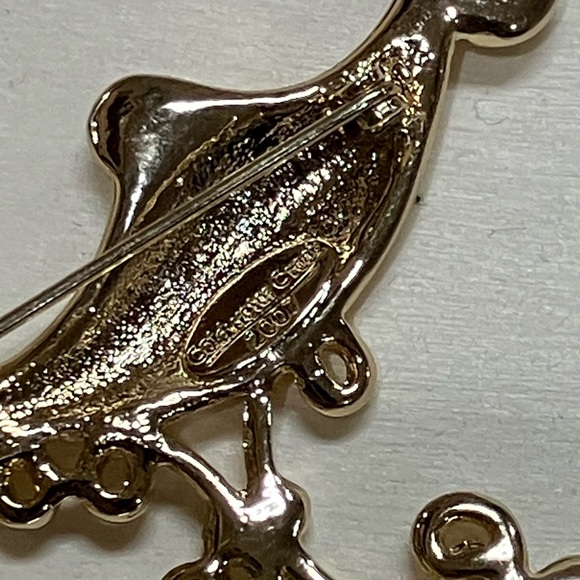 2007 Coldwater Creek Christmas Brooch Pin Sleigh Silver Tone Gold Tone Metal - Picture 3 of 3